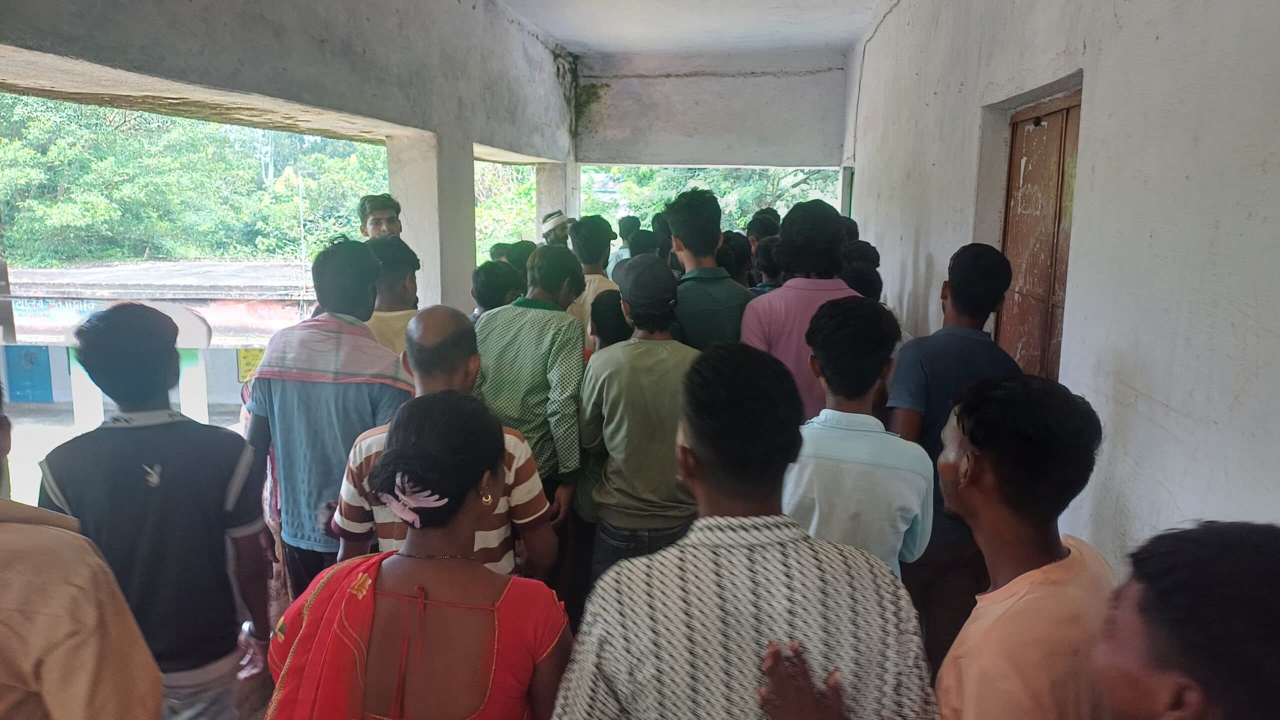 शिक्षक पर छात्रा से छेड़छाड़ का आरोप, पिटाई का प्रयास