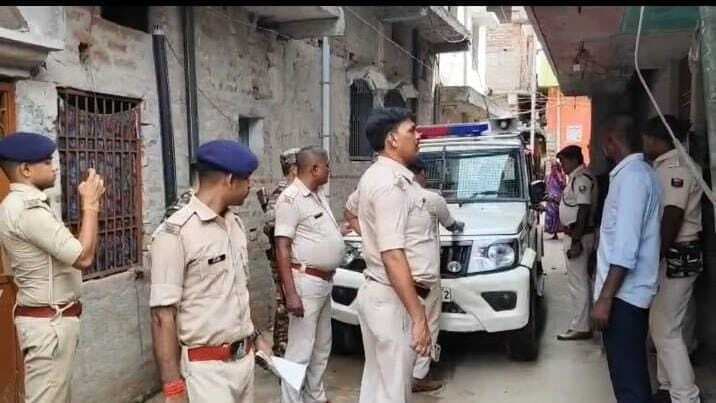 हत्या मामले में मुखिया पति के घर पुलिस ने दूसरी बार चिपकाया इश्तेहार