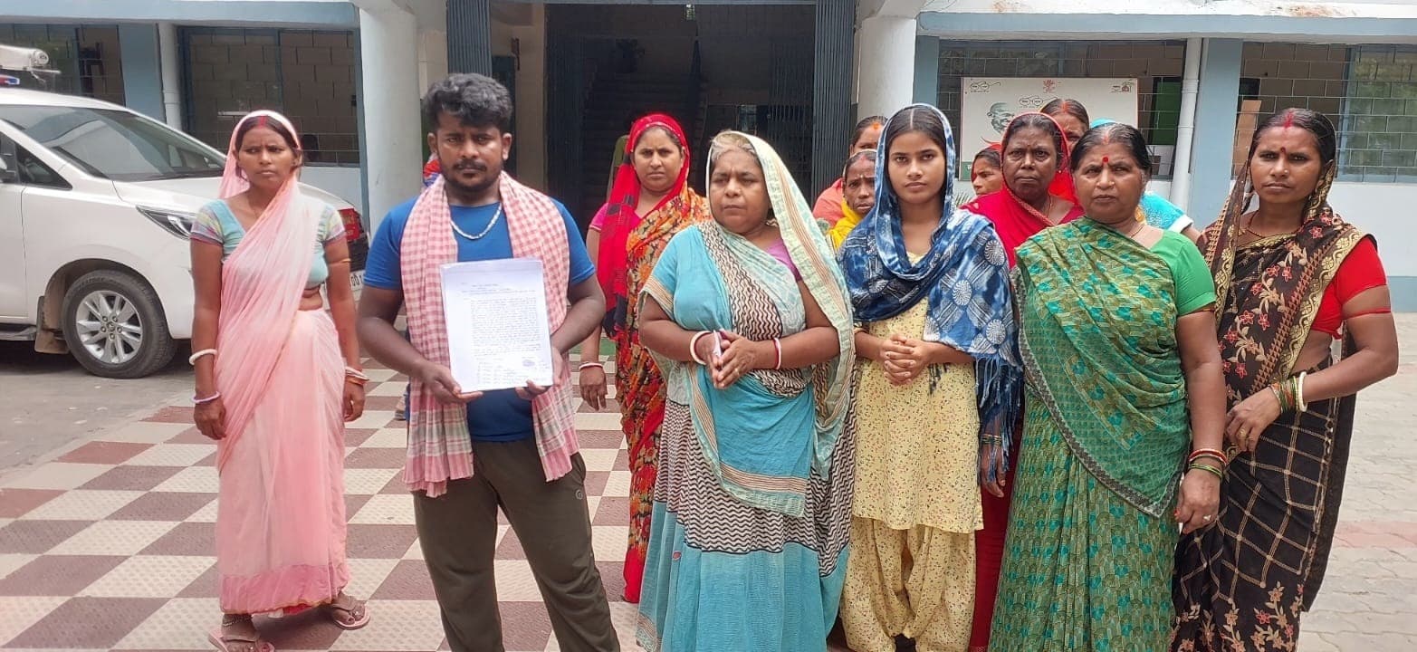 थानाध्यक्ष पर झूठा मुकदमा में फंसाने का लगाया आरोप, डीएम को सौंपा ज्ञापन