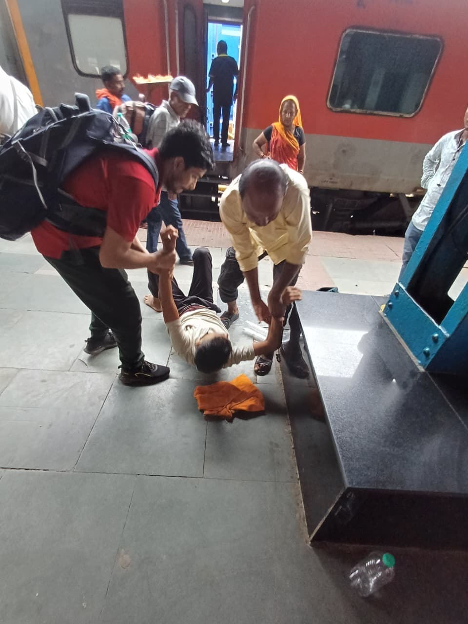 मौर्य एक्सप्रेस में जवान की बिगड़ी तबीयत, मुजफ्फरपुर में कराया गया अस्पताल में भर्ती