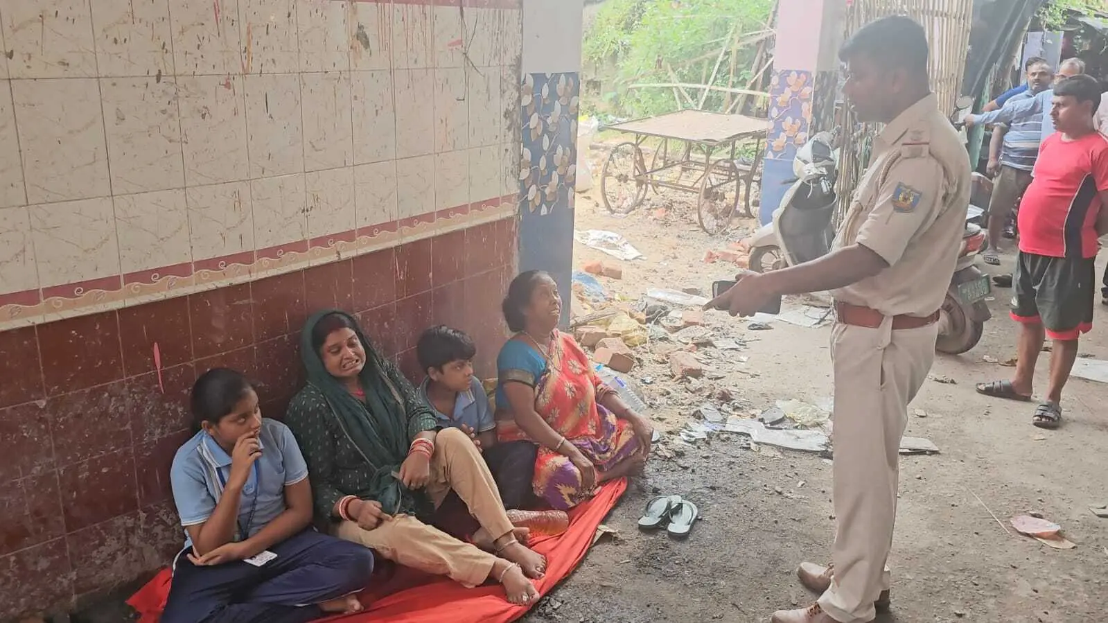Dhanbad News : मंदिर कमेटी ने दुकान लगाने से मना किया, तो महिला ने बहू व पोती के साथ किया आत्मदाह का प्रयास