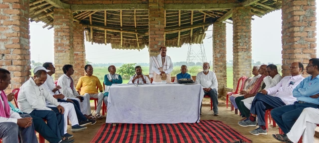 शोभानपुर में गांधी आश्रम निर्माण के लिए एमएलसी समीर सिंह ने दिया पांच लाख रुपये