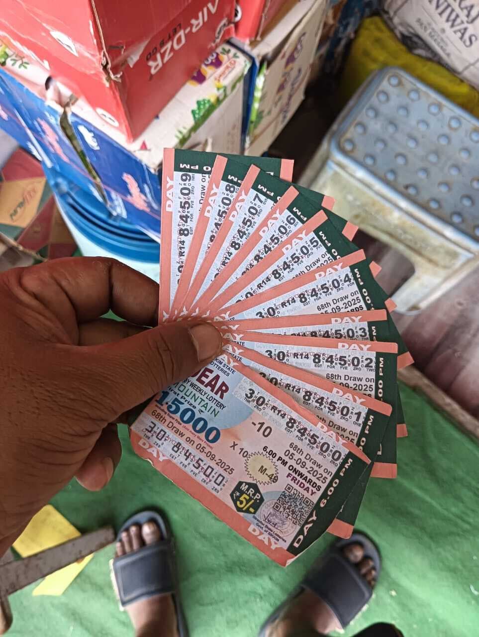 खगड़िया में धड़ल्ले से बिक रहा अवैध लॉटरी, स्टेशन रोड में फल फूल रहा लॉटरी का कारोबार