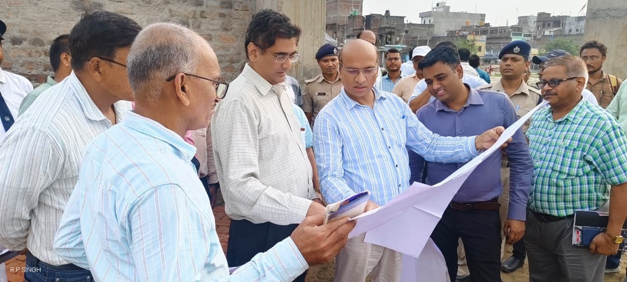 महेशखूंट,मानसी व खगड़िया रेलवे स्टेशन का डीआरएम ने किया निरीक्षण, यात्रियों से किया संवाद