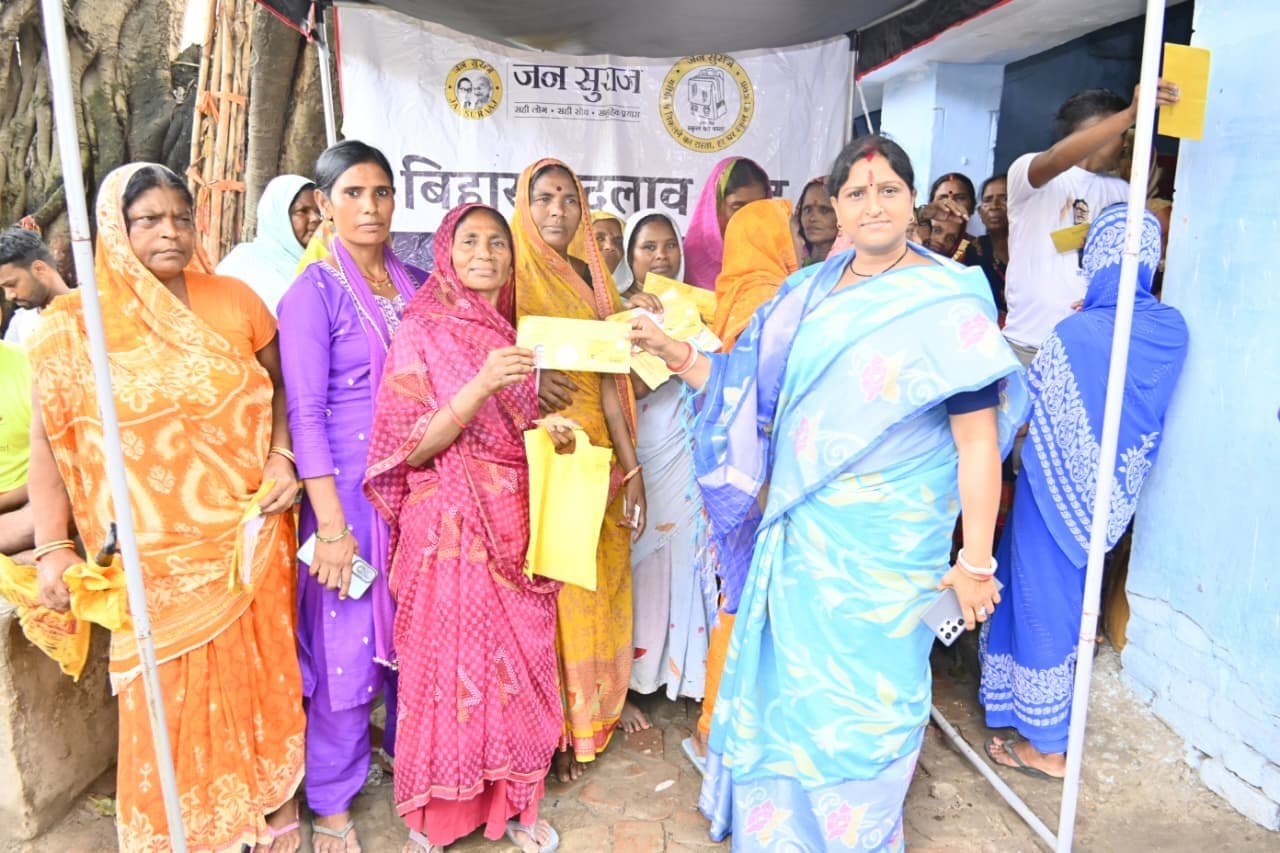 मथुरापुर में जयंती पटेल ने परिवार लाभ कार्ड का किया वितरण