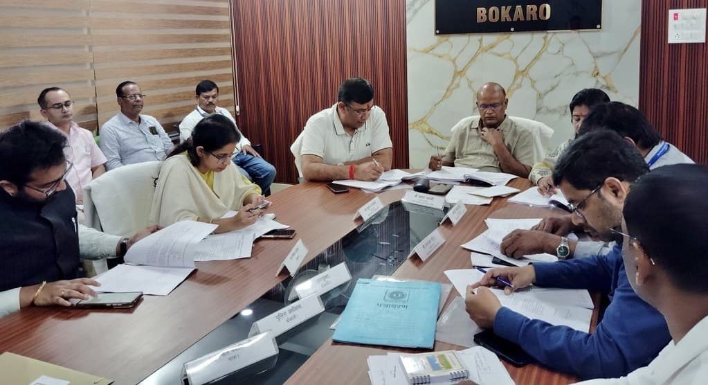 Bokaro News : 15 दिनों के अंदर लंबित मामलों की प्रगति रिपोर्ट प्रस्तुत करें अधिकारी