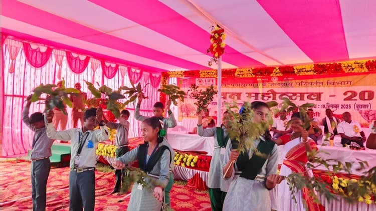 Chaibasa News : जंगल बचेंगे, तो मानव रहेगा सुरक्षित : जगत माझी