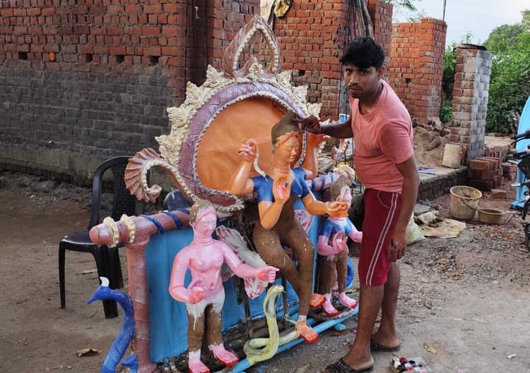 East Singhbhum News : विश्वकर्मा व मनसा पूजा को लेकर प्रतिमा बनाने में जुटे मूर्तिकार