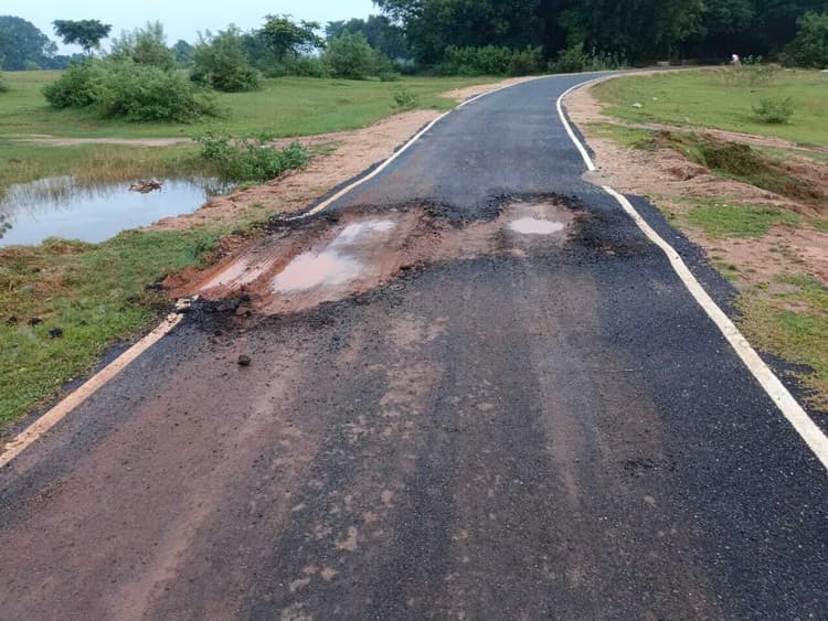 Giridih News : निर्माण के साथ ही उखड़ने लगी सड़क