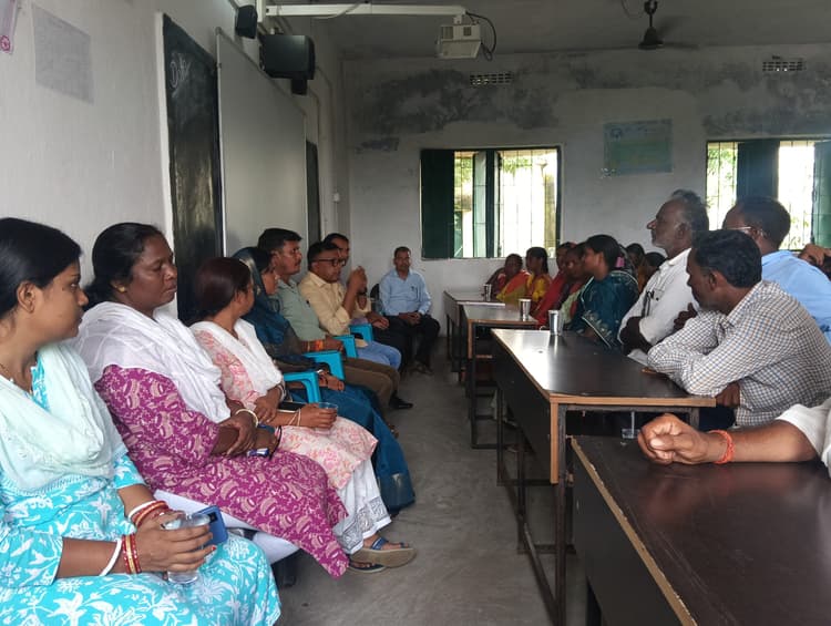 Giridih News :कस्तूरबा विद्यालय में शिक्षक-अभिभावक बैठक