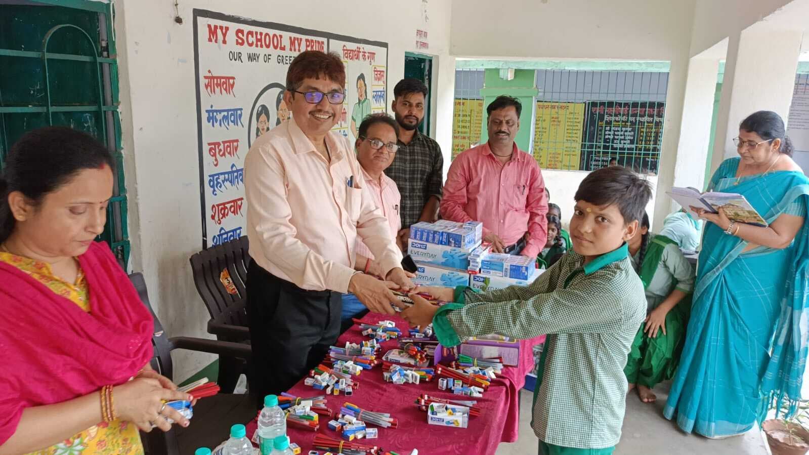 Giridih News :रानी लक्ष्मीबाई मध्य विद्यालय में पाठ्य सामग्री का वितरण