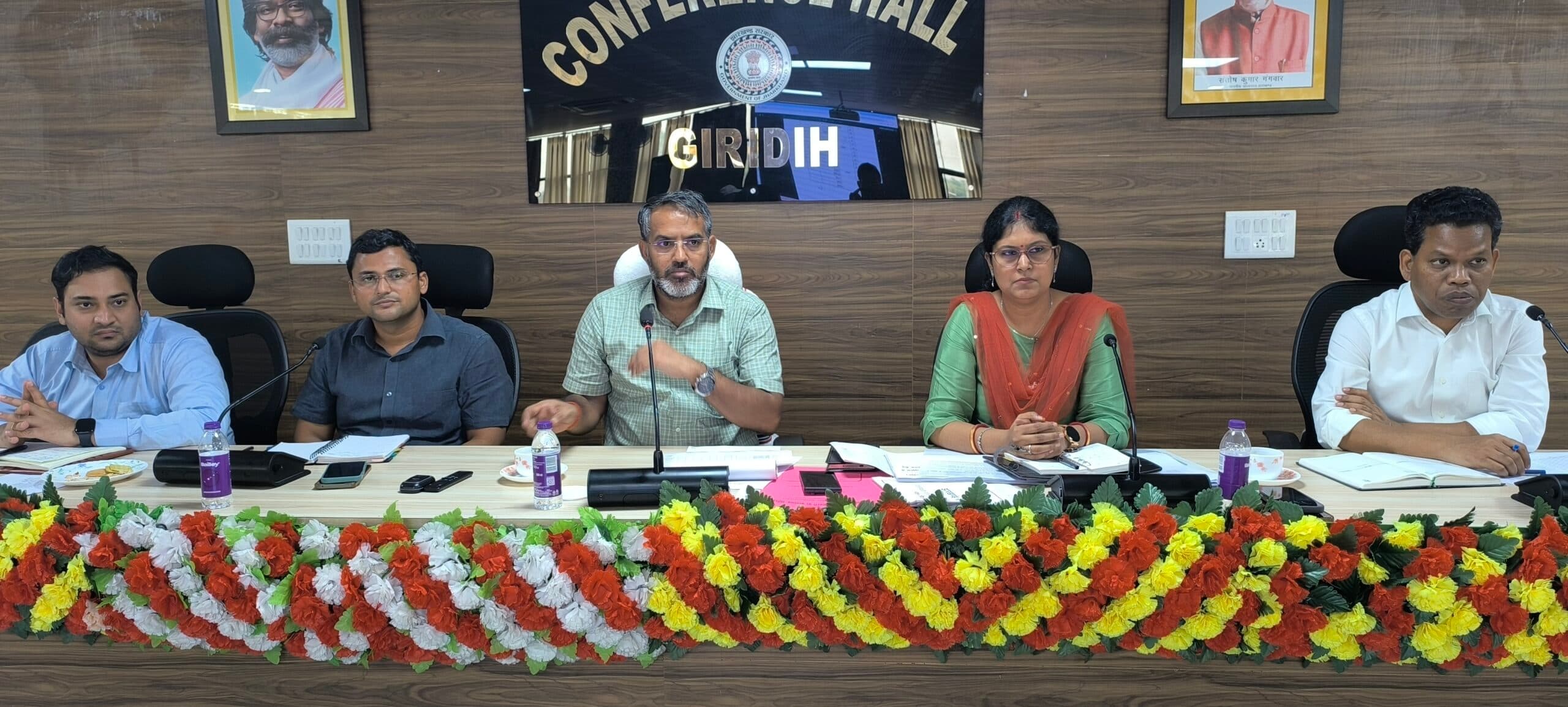 Giridih news: डीसी ने की विकास योजनाओं की समीक्षा, दिये आवश्यक निर्देश