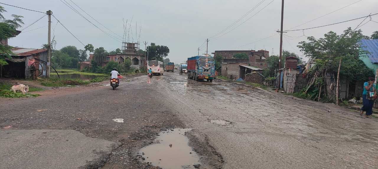 जगह-जगह एनएच 107 है जर्जर, आवागमन में हो रही है परेशानी