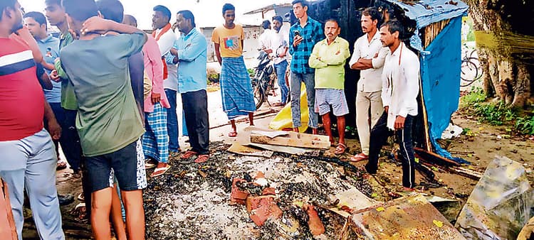 Gopalganj News : कटेया के सिधरिया मोड़ पर बदमाशों ने पान सह किराना दुकान को फूंका