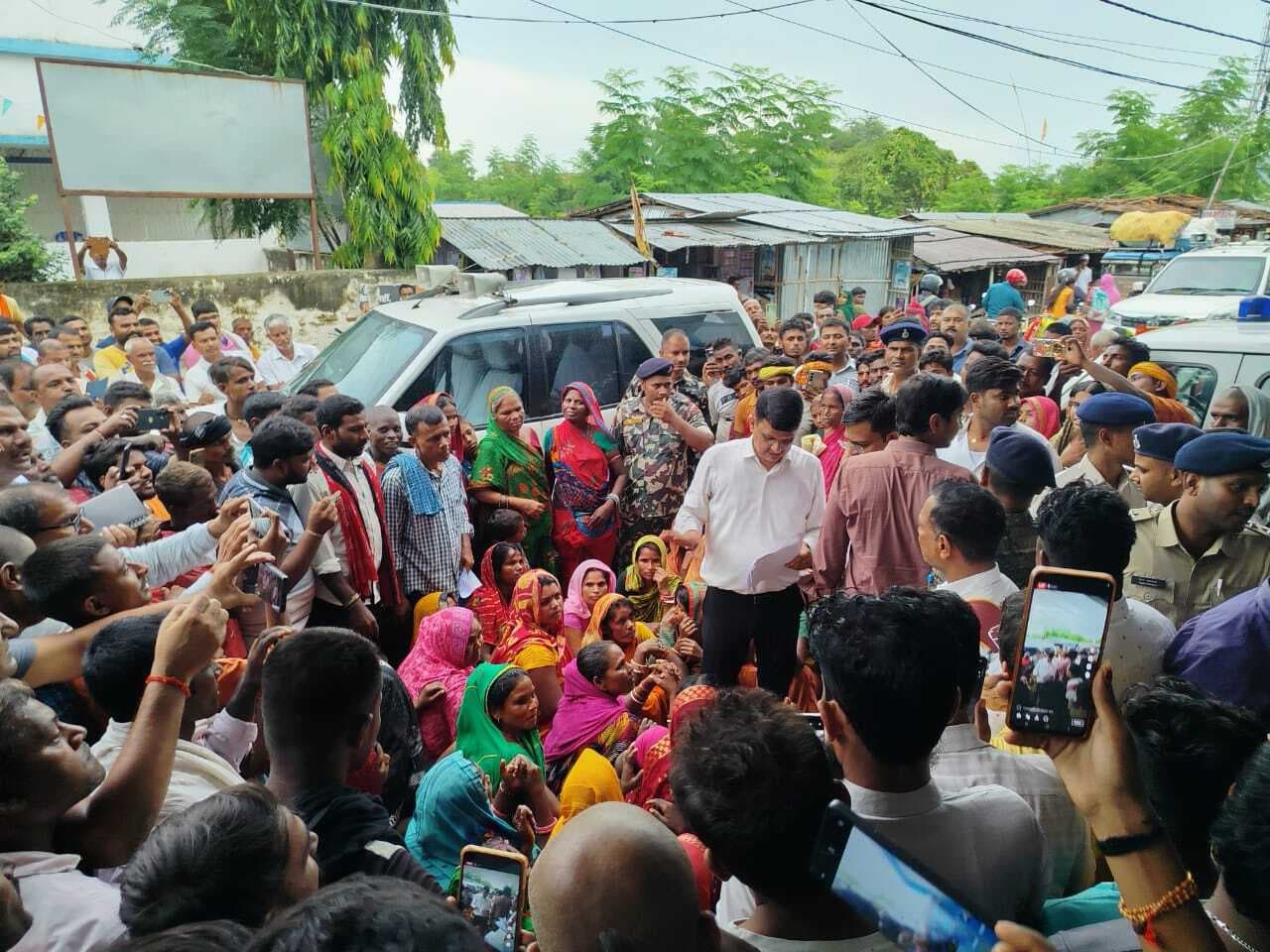 जीविका दीदियों ने डीएम से किया शिकायत, दो जीविका मित्र पर प्राथमिकी