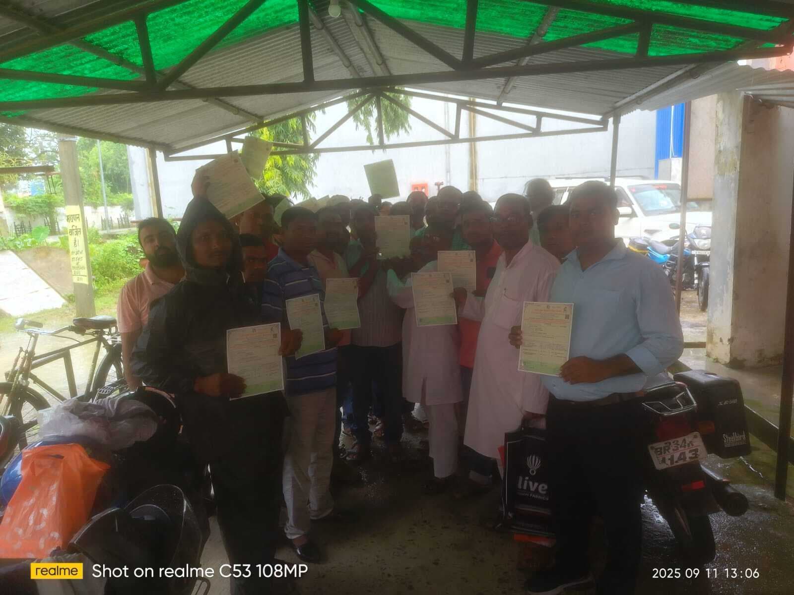 द्वितीय बैच के प्रशिक्षित ग्रामीण चिकित्सकों को दिया गया सर्टिफिकेट