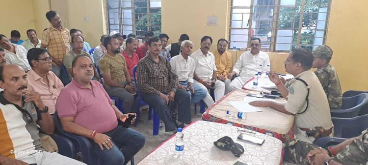 Giridih news: दुर्गा पूजा को लेकर नगर थाना में शांति समिति की बैठक