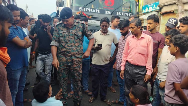 Giridih news: सरिया रेलवे फाटक के पास डेढ़ घंटे जाम रही रांची-दुमका सड़क