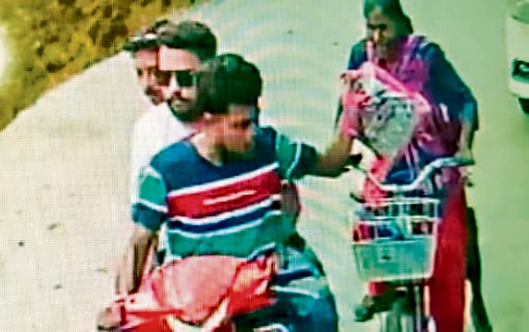 Chaibasa News : नशा के लिए छिनतई की, दो युवक गिरफ्तार