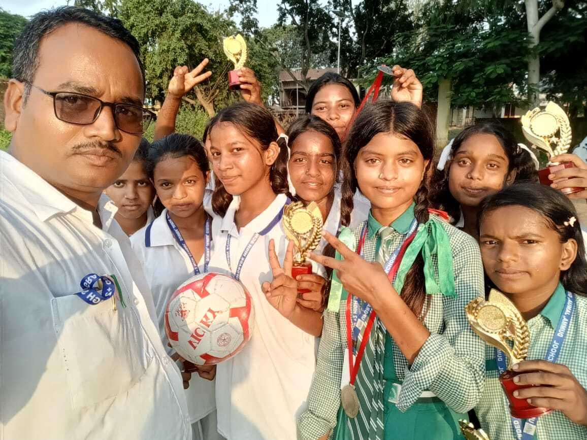 Giridih news: जिला स्तरीय खेल के लिए चयनित विद्यार्थियों को किया सम्मानित