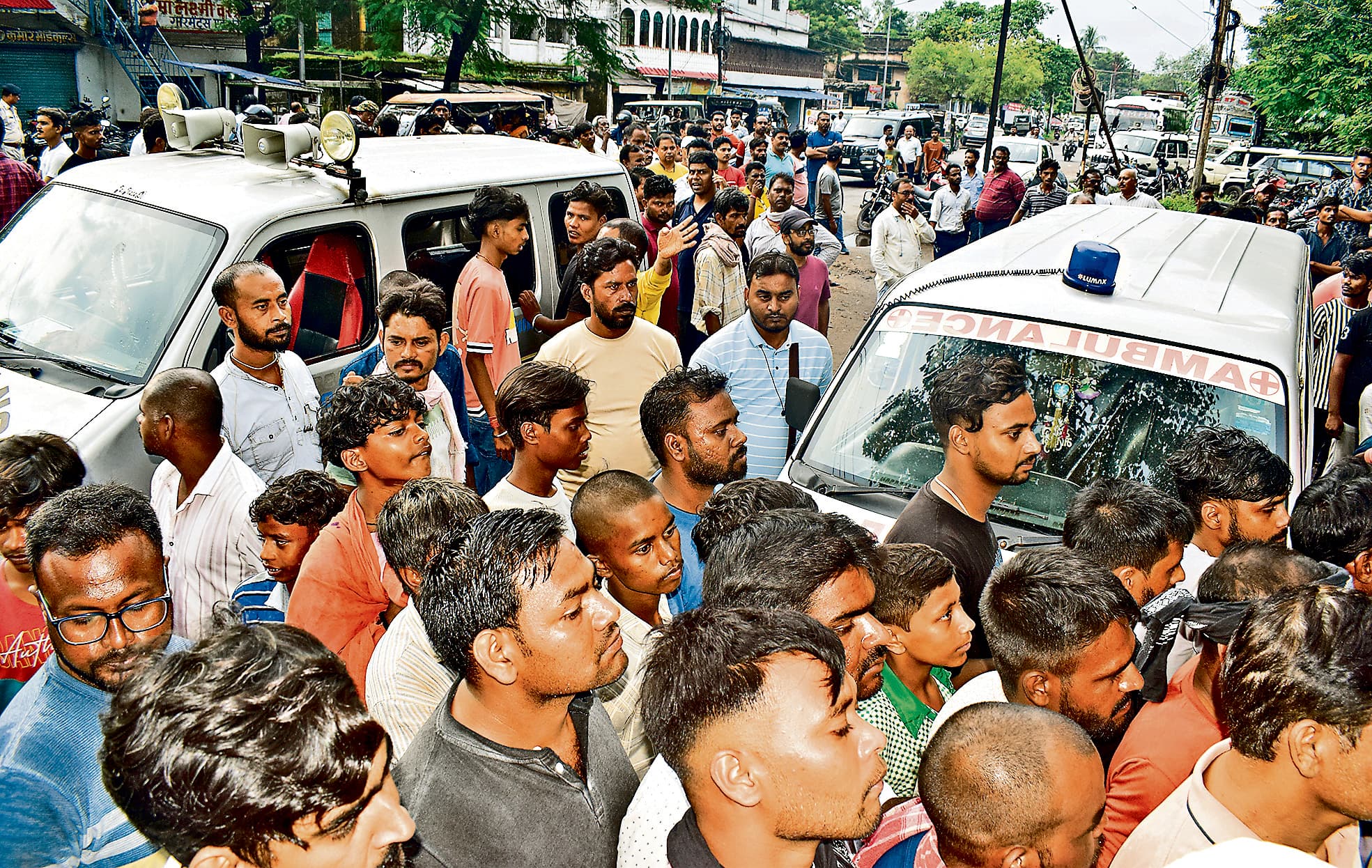 Dhanbad News : नियोजन व मुआवजा के लिए लोदना एरिया ऑफिस के मुख्य द्वार पर तीनों शवों को रखा