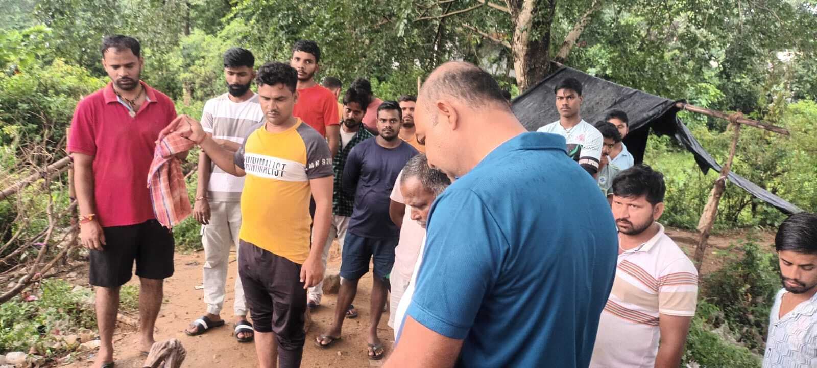 Dhanbad News : गोमो में जोड़िया के नाले में मिला चाय दुकानदार का शव, हत्या की आशंका