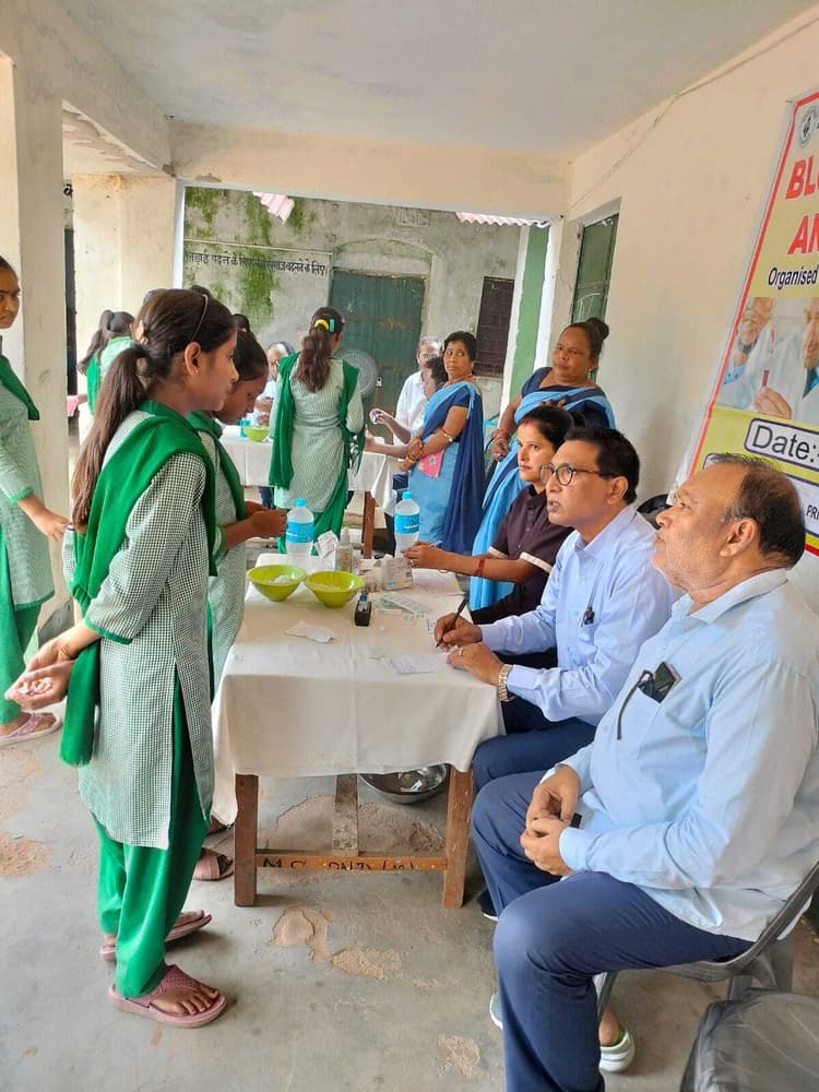 Giridih News :मध्य विद्यालय बनियाडीह में ब्लड ग्रुपिंग कैंप