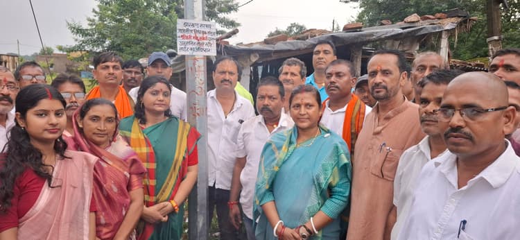 Giridih News :विधायक ने किया स्ट्रीट लाइट का उद्घाटन