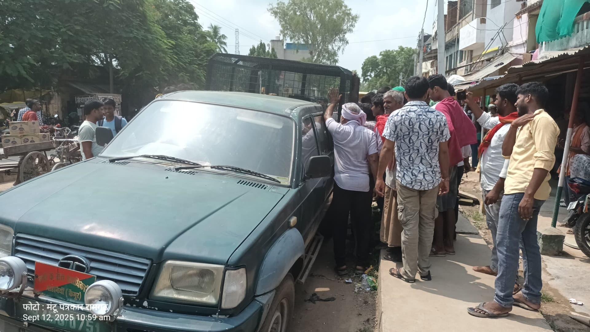 किराना दुकान में घुसा विषैला सांप, वन विभाग ने किया रेस्क्यू