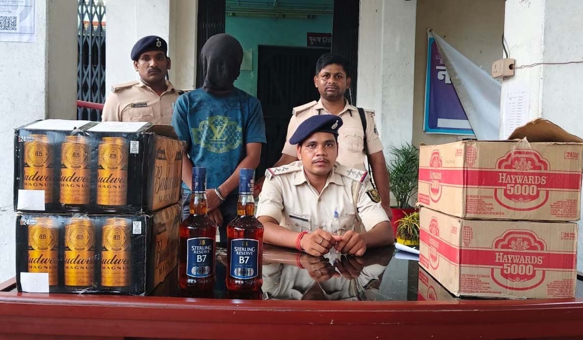 कार व पिकअप से पुलिस ने जब्त की 205 लीटर विदेशी शराब, दो गिरफ्तार