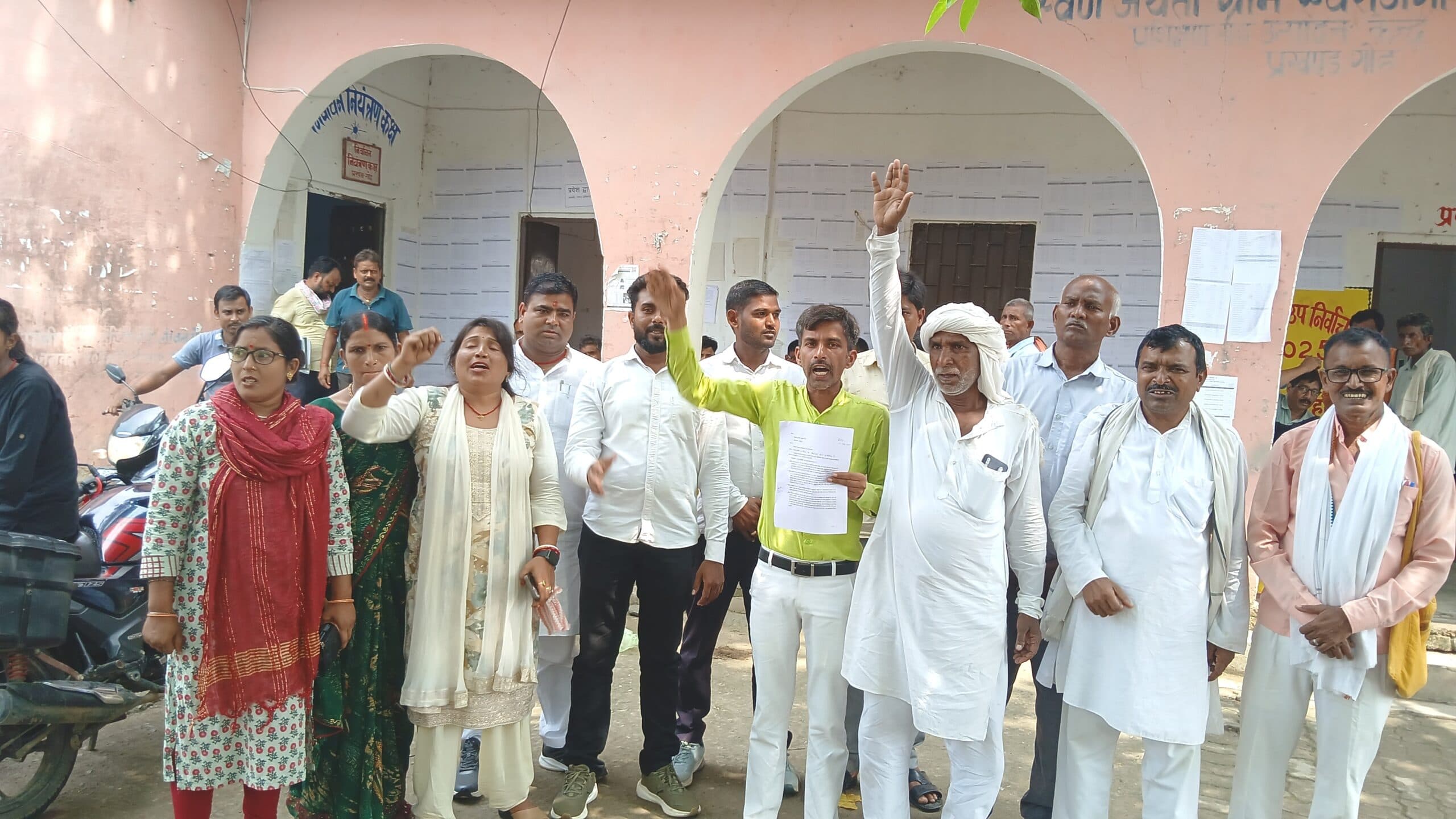 हंगामे के बीच नारेबाजी कर पंचायत समिति की बैठक का सदस्यों ने किया बहिष्कार