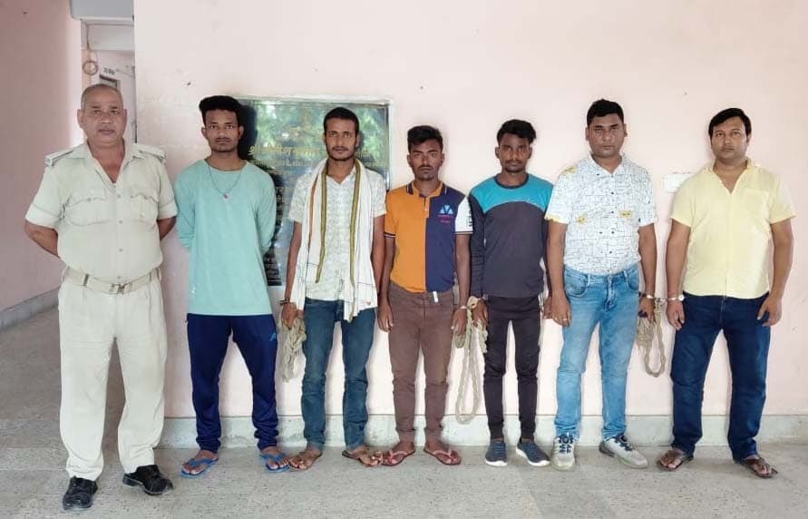 पांच लीटर शराब के साथ एक तस्कर व पांच पियक्कड़ गिरफ्तार