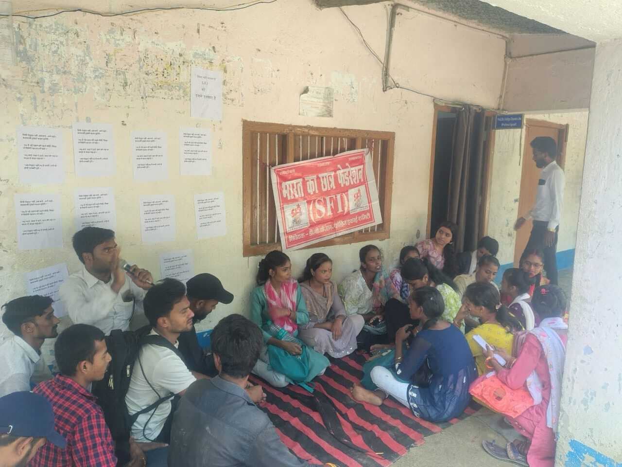 Samastipur : नरहन कॉलेज में अनिश्चितकालीन भूख हड़ताल पर बैठे छात्र