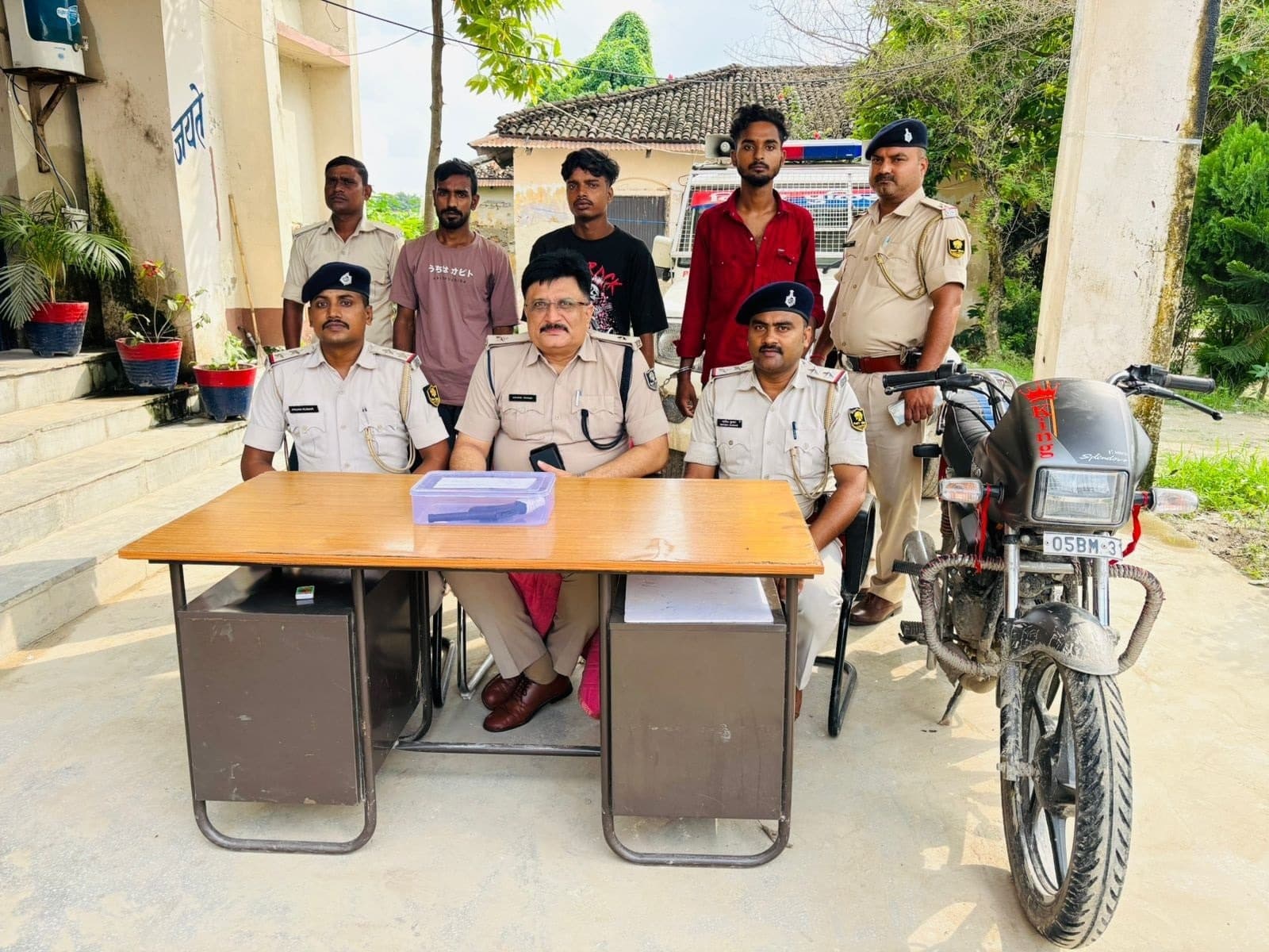 Motihari: कट्टा के साथ तीन बदमाश गिरफतार, चोरी का सामान बरामद