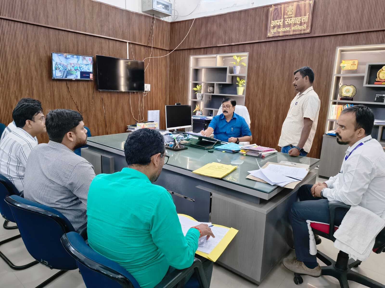 Motihari : 80 वर्ष की आयु पार कर चुके बुजूर्ग व दिव्यांग वोटराें के लिए मतदान दल का होगा गठन