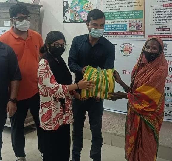 निक्षय मित्र ने मरीजों के बीच वितरित किये फूड बास्केट्स