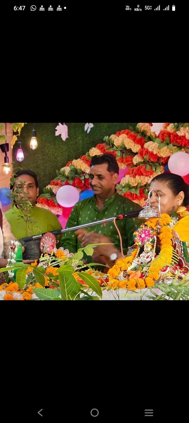 पिंडदानियों के बीच पूर्वजों के नाम पर पौधा लगाया