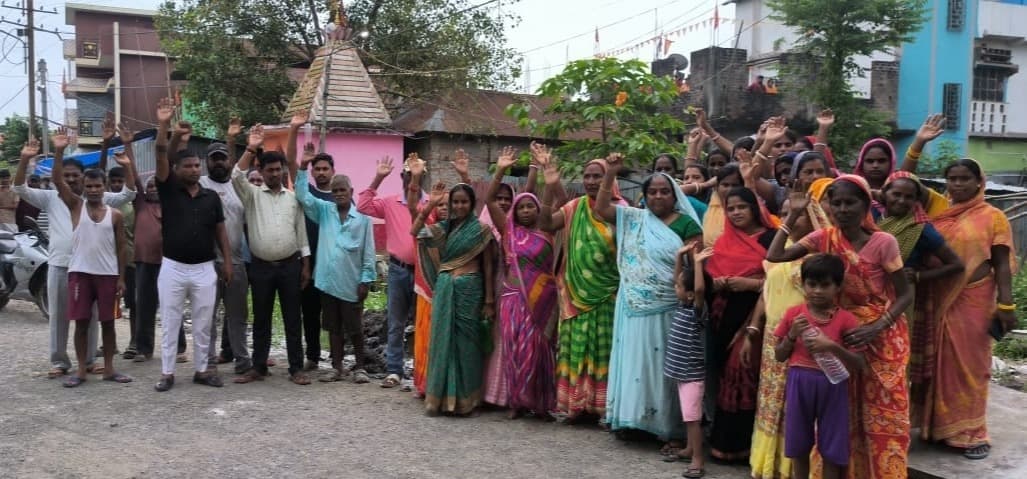 बारसोई जंक्शन के पास रहने वालों का रेल प्रशासन के विरुद्ध प्रदर्शन