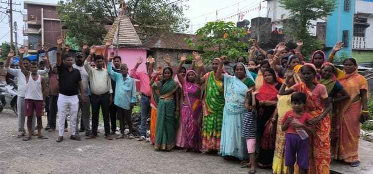 बारसोई जंक्शन के पास रहने वालों का रेल प्रशासन के विरुद्ध प्रदर्शन