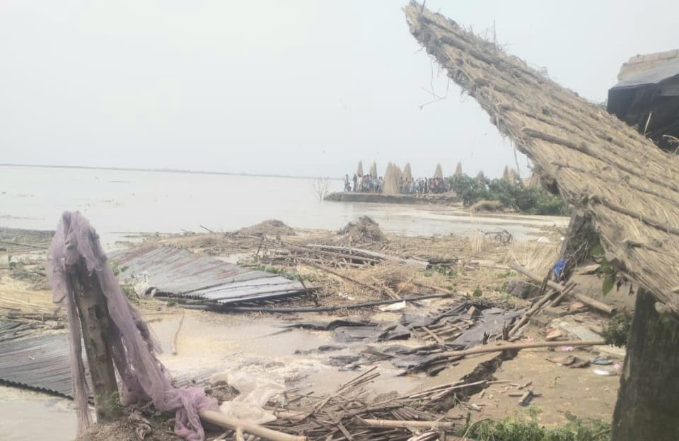 कटाव से गंगा नदी में ड़ेढ़ दर्जन घर समाये