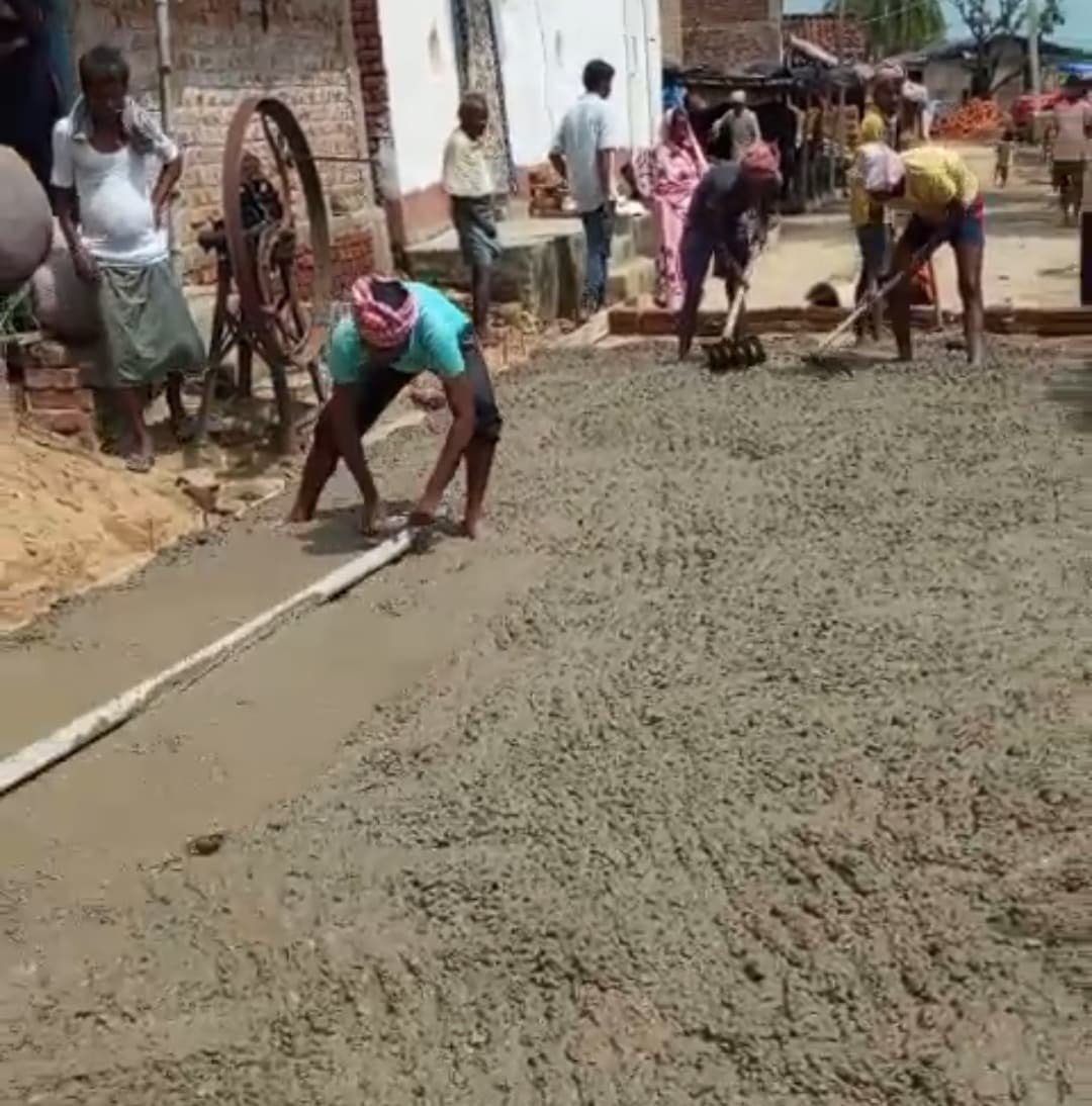 सड़क निर्माण में अनियमितता का ग्रामीणों ने लगाया आरोप