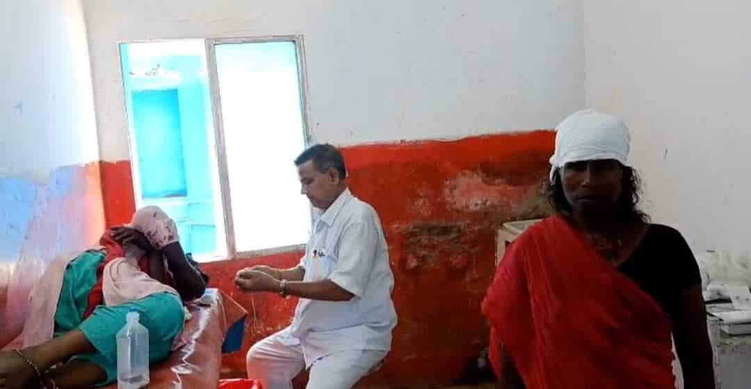 कूड़ा फेंकने का आरोप लगा दबंगों ने मां-बेटी को पीटकर किया जख्मी