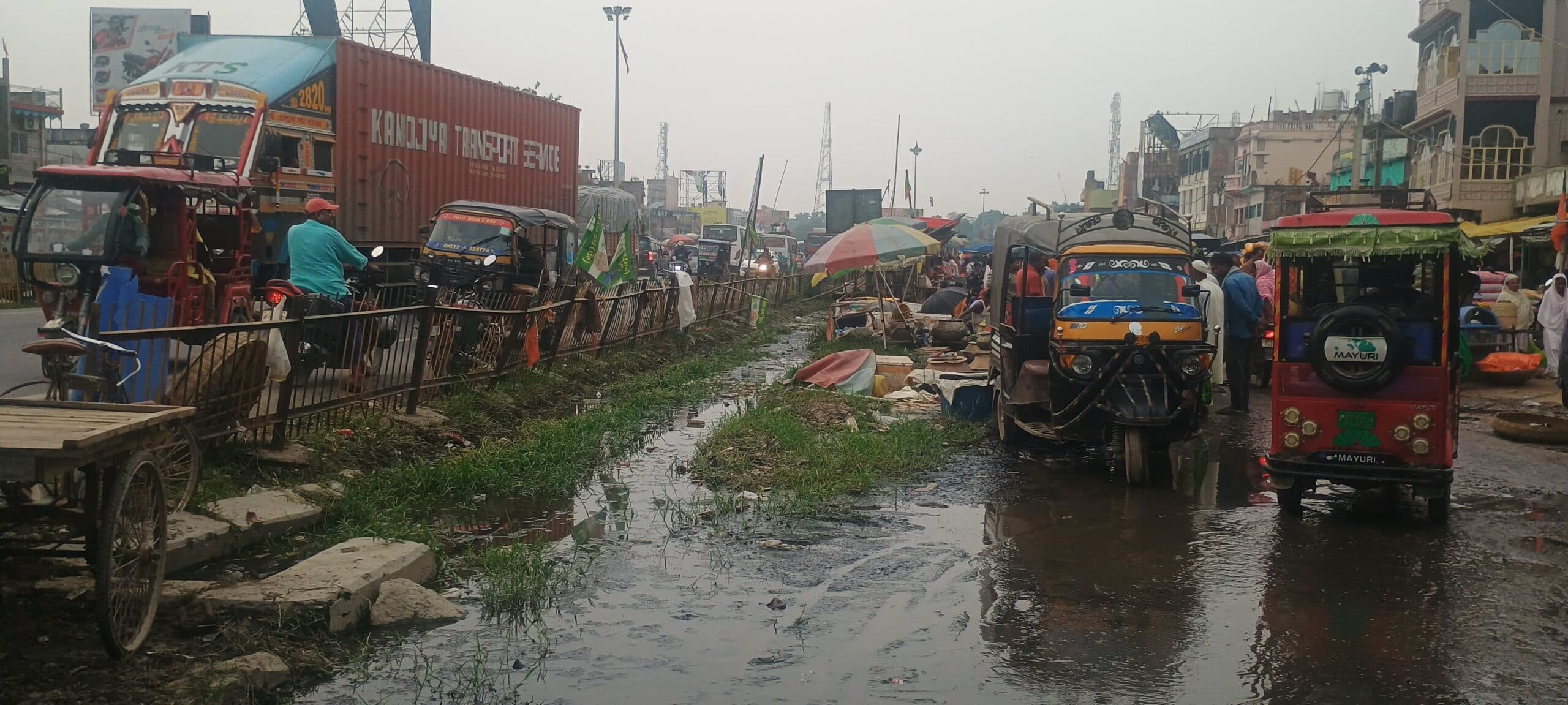 कोढ़ा नगर पंचायत क्षेत्र में जलजमाव, दुर्गास्थान व मस्जिद के पास बढ़ी लोगों की परेशानी