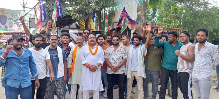 बैठक में शामिल हुए पार्टी के नेता व कार्यकर्ता