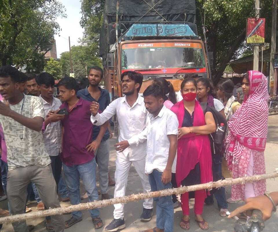 hajipur news. प्रवेश पत्र नहीं मिलने से आक्रोशित छात्रों ने जाम की सड़क