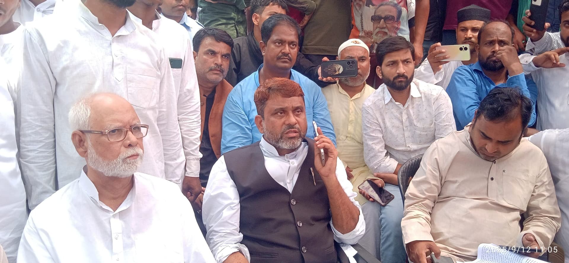hajipur news. कस्टडी में मृत कैदी के परिजन से मिले अख्तरुल इमान