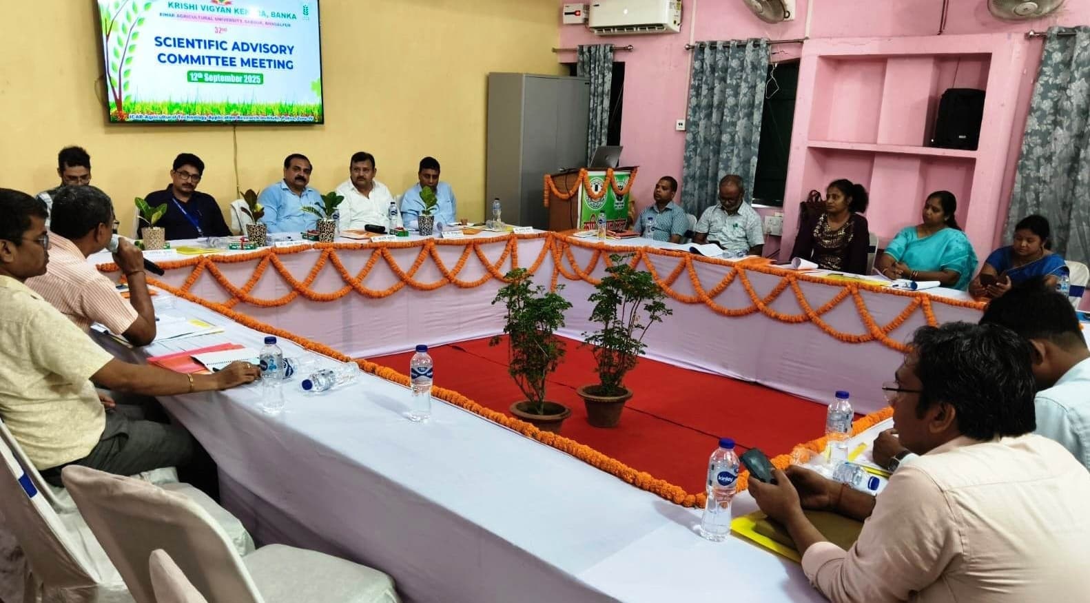 किसानों के हित में करते रहें काम, योजना को धरातल पर उतारें : डॉ अंजनी