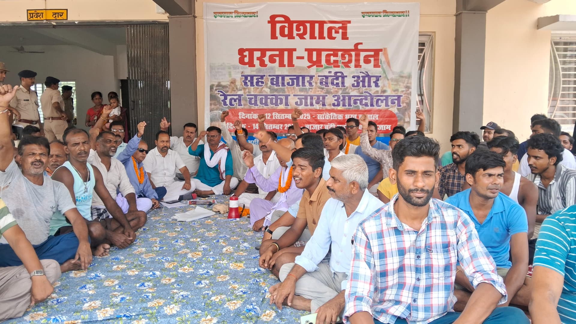 ट्रेन के ठहराव की मांग, भूख हड़ताल पर बैठे शहरवासी