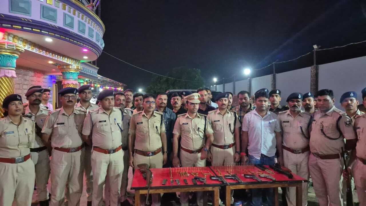 Motihari: चुनाव पूर्व बड़ी कार्रवाई में मुखिया के घर छापा, आधुनिक हथियारों का जखीरा मिला