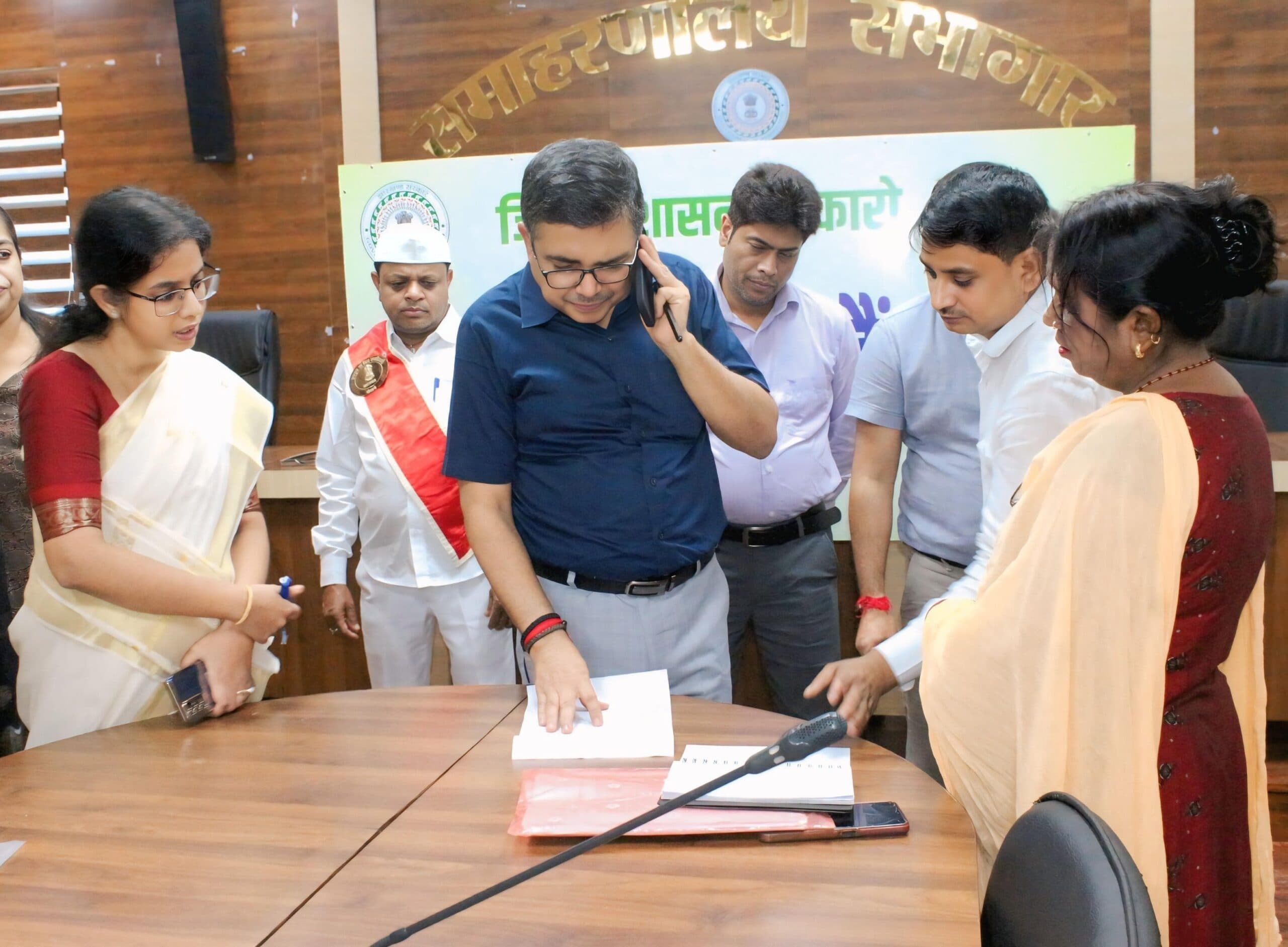 Bokaro News : दबंगों से परेशान महिला ने जनता दरबार में की आत्महत्या की बात, तो डीसी ने तत्क्षण कार्रवाई के दिये आदेश